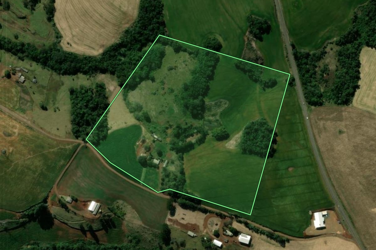 Imagem de satélite do imóvel rural em Manoel Ribas (PR), com o contorno declarado no CAR desenhado por cima.