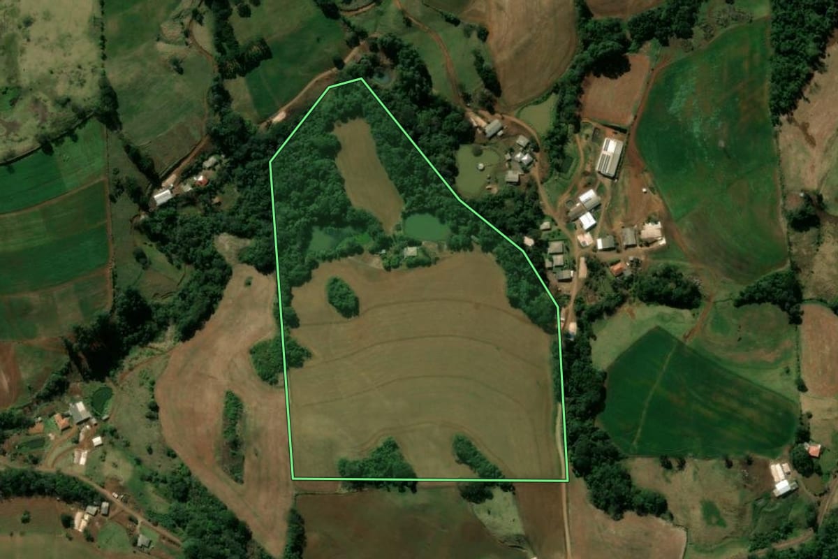 Imagem de satélite do imóvel rural em Manoel Ribas (PR), com o contorno declarado no CAR desenhado por cima.