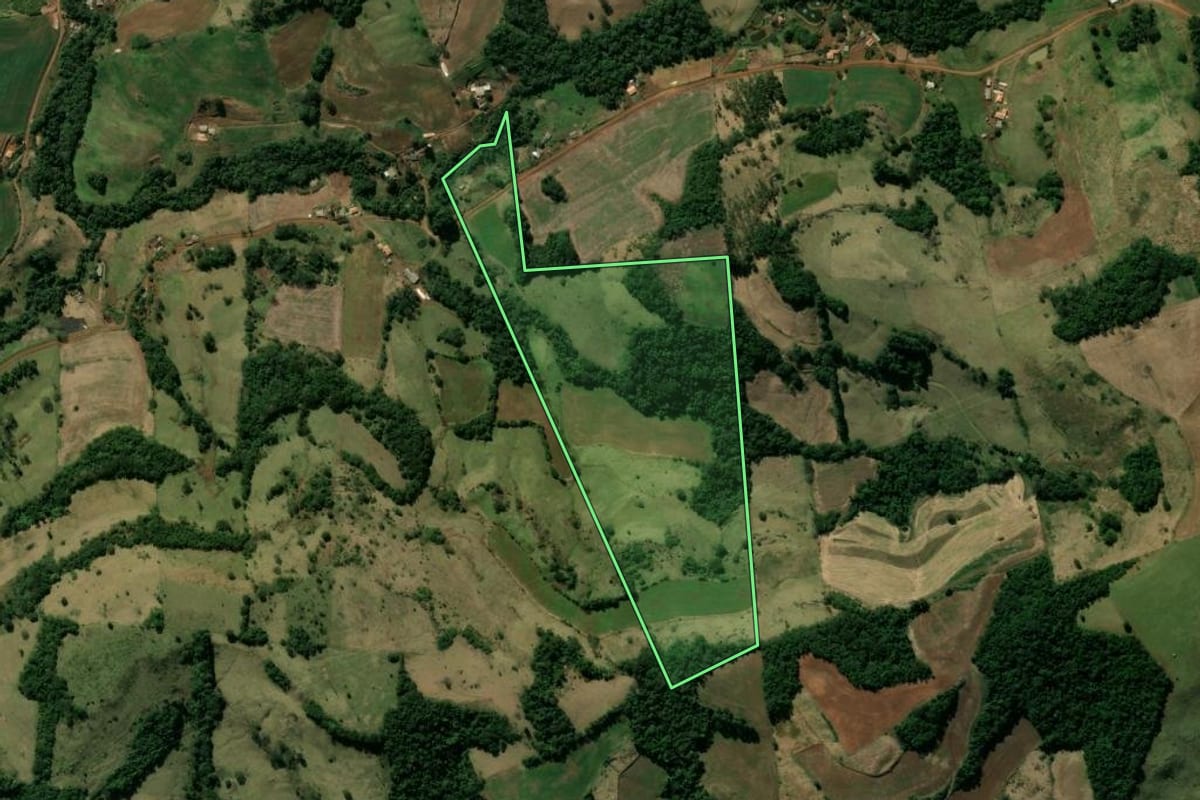 Imagem de satélite do imóvel rural em Manoel Ribas (PR), com o contorno declarado no CAR desenhado por cima.
