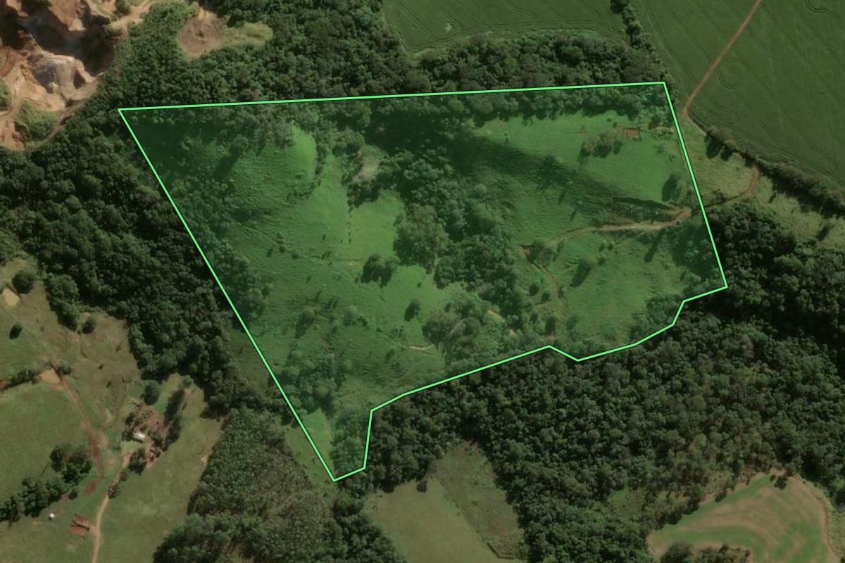Imagem de satélite do imóvel rural em Manoel Ribas (PR), com o contorno declarado no CAR desenhado por cima.