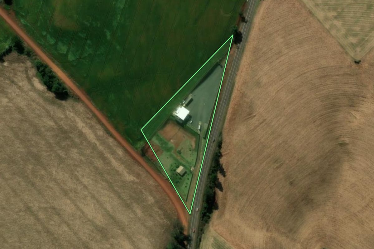 Imagem de satélite do imóvel rural em Manoel Ribas (PR), com o contorno declarado no CAR desenhado por cima.
