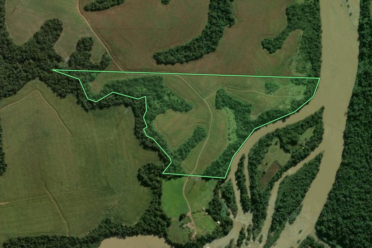 Imagem de satélite do imóvel rural em Manoel Ribas (PR), com o contorno declarado no CAR desenhado por cima.