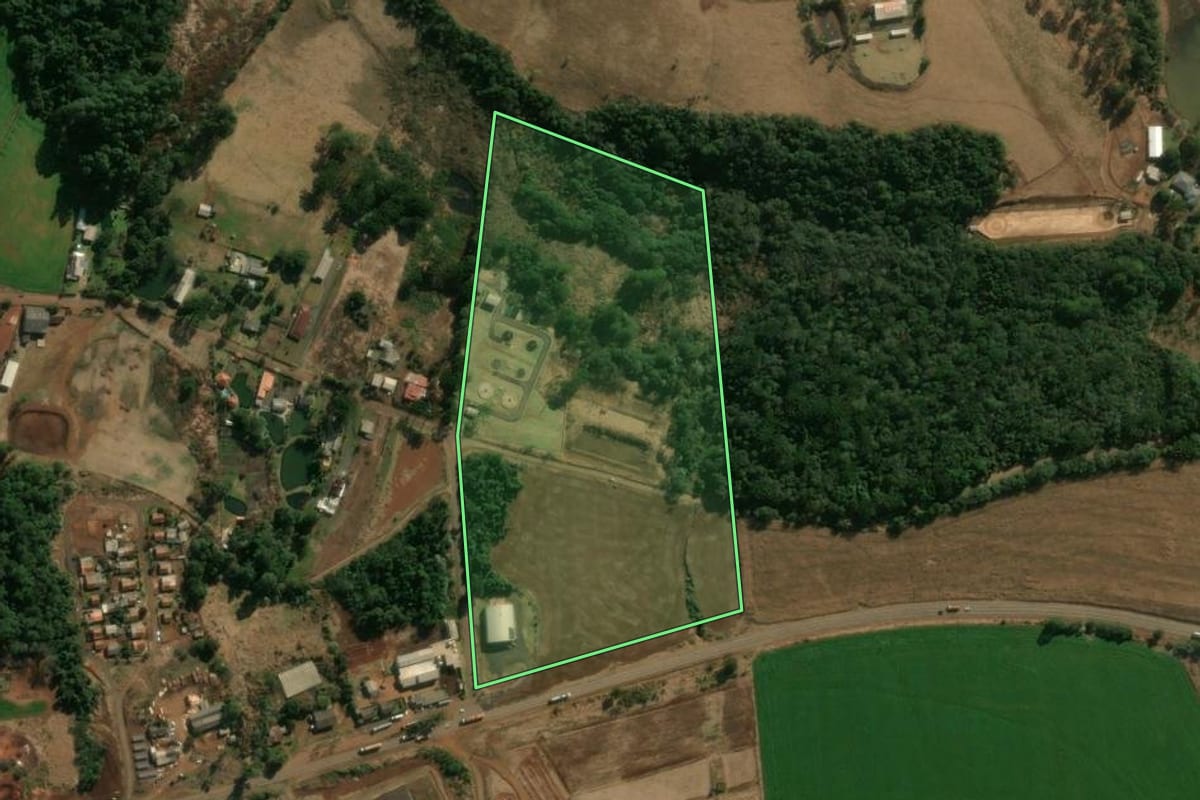 Imagem de satélite do imóvel rural em Manoel Ribas (PR), com o contorno declarado no CAR desenhado por cima.