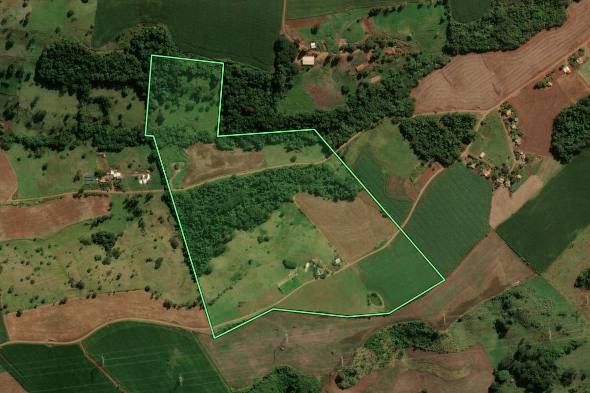 Imagem de satélite do imóvel rural em Manoel Ribas (PR), com o contorno declarado no CAR desenhado por cima.