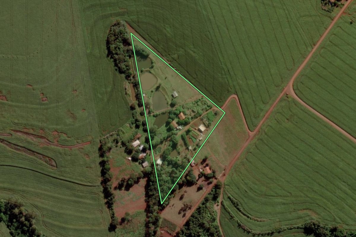 Imagem de satélite do imóvel rural em Marechal Cândido Rondon (PR), com o contorno declarado no CAR desenhado por cima.