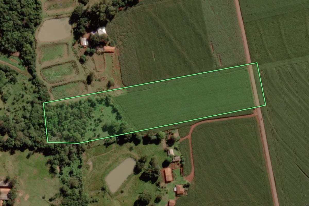 Imagem de satélite do imóvel rural em Marechal Cândido Rondon (PR), com o contorno declarado no CAR desenhado por cima.