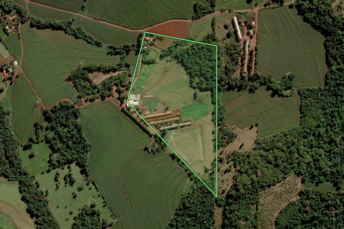 Imagem de satélite do imóvel rural em Marechal Cândido Rondon (PR), com o contorno declarado no CAR desenhado por cima.