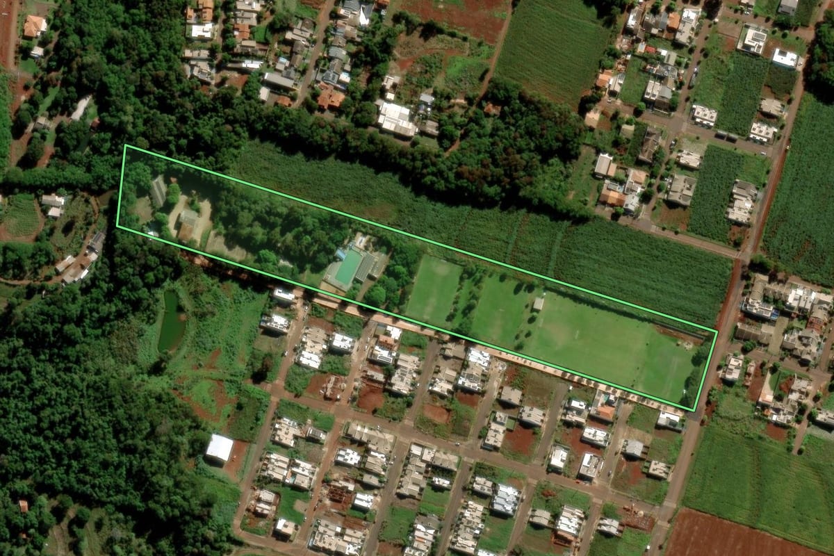Imagem de satélite do imóvel rural em Marechal Cândido Rondon (PR), com o contorno declarado no CAR desenhado por cima.