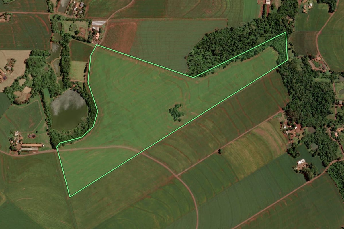 Imagem de satélite do imóvel rural em Marechal Cândido Rondon (PR), com o contorno declarado no CAR desenhado por cima.
