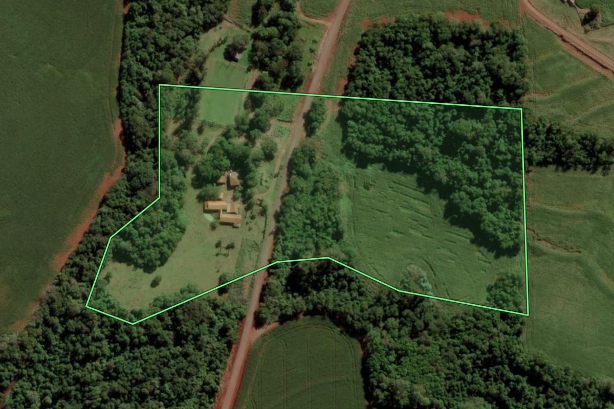 Imagem de satélite do imóvel rural em Marechal Cândido Rondon (PR), com o contorno declarado no CAR desenhado por cima.
