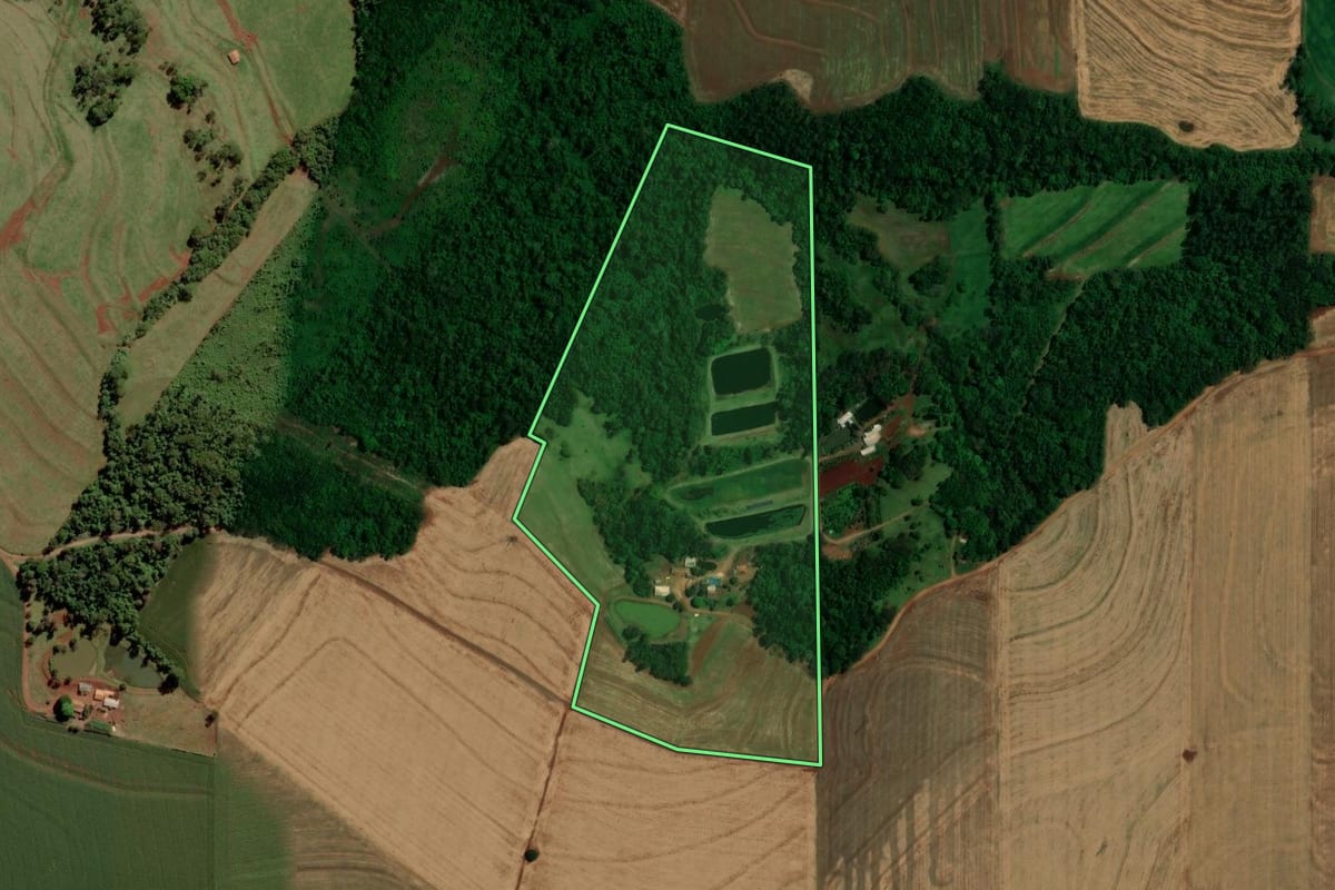 Imagem de satélite do imóvel rural em Marechal Cândido Rondon (PR), com o contorno declarado no CAR desenhado por cima.
