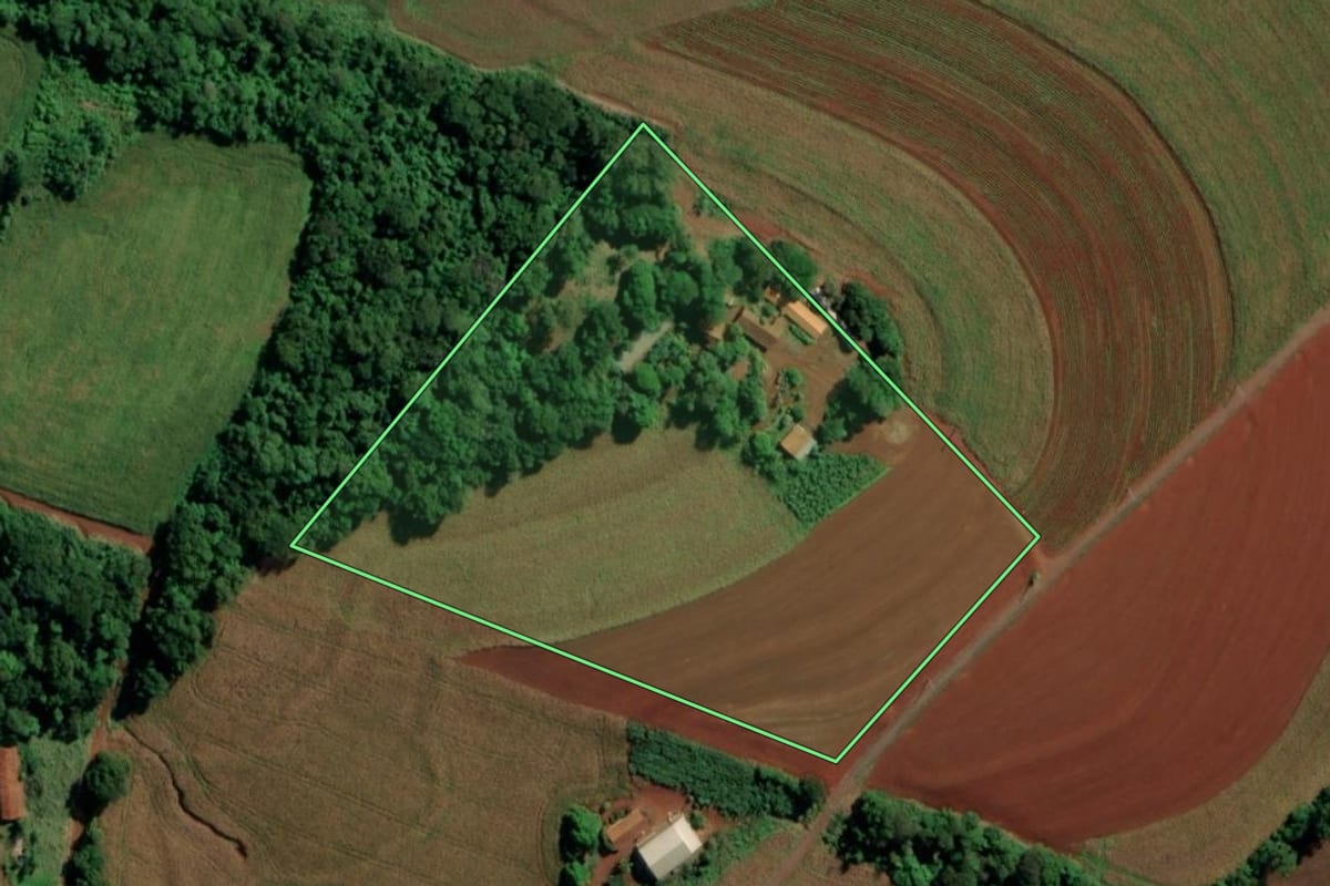 Imagem de satélite do imóvel rural em Marechal Cândido Rondon (PR), com o contorno declarado no CAR desenhado por cima.
