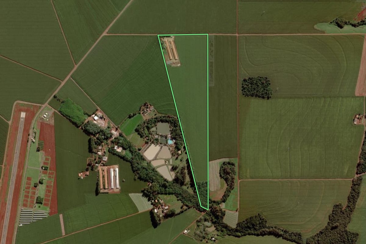 Imagem de satélite do imóvel rural em Marechal Cândido Rondon (PR), com o contorno declarado no CAR desenhado por cima.