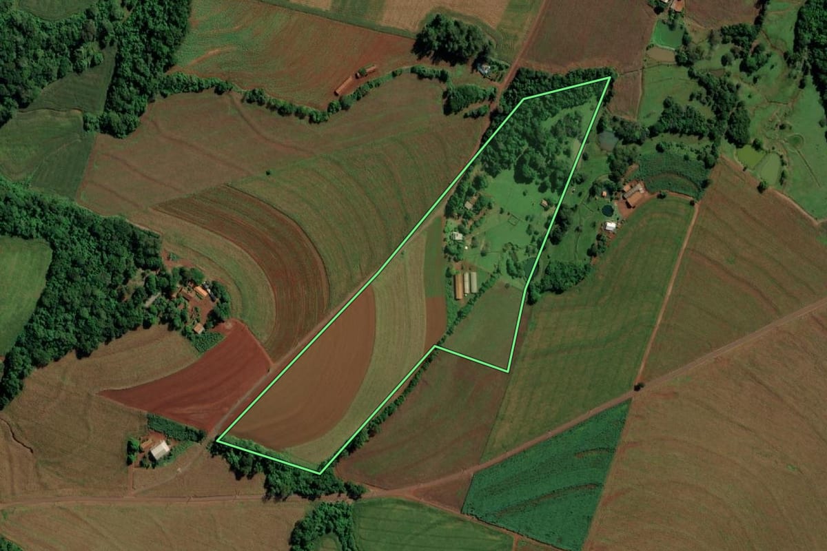 Imagem de satélite do imóvel rural em Marechal Cândido Rondon (PR), com o contorno declarado no CAR desenhado por cima.