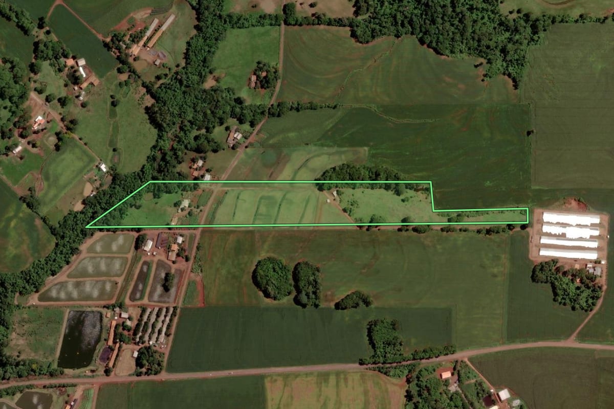 Imagem de satélite do imóvel rural em Marechal Cândido Rondon (PR), com o contorno declarado no CAR desenhado por cima.