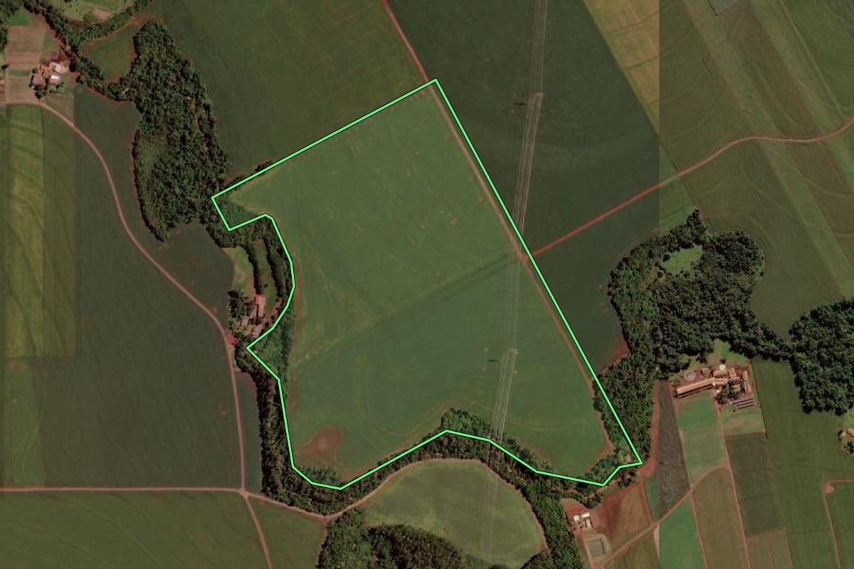 Imagem de satélite do imóvel rural em Marechal Cândido Rondon (PR), com o contorno declarado no CAR desenhado por cima.