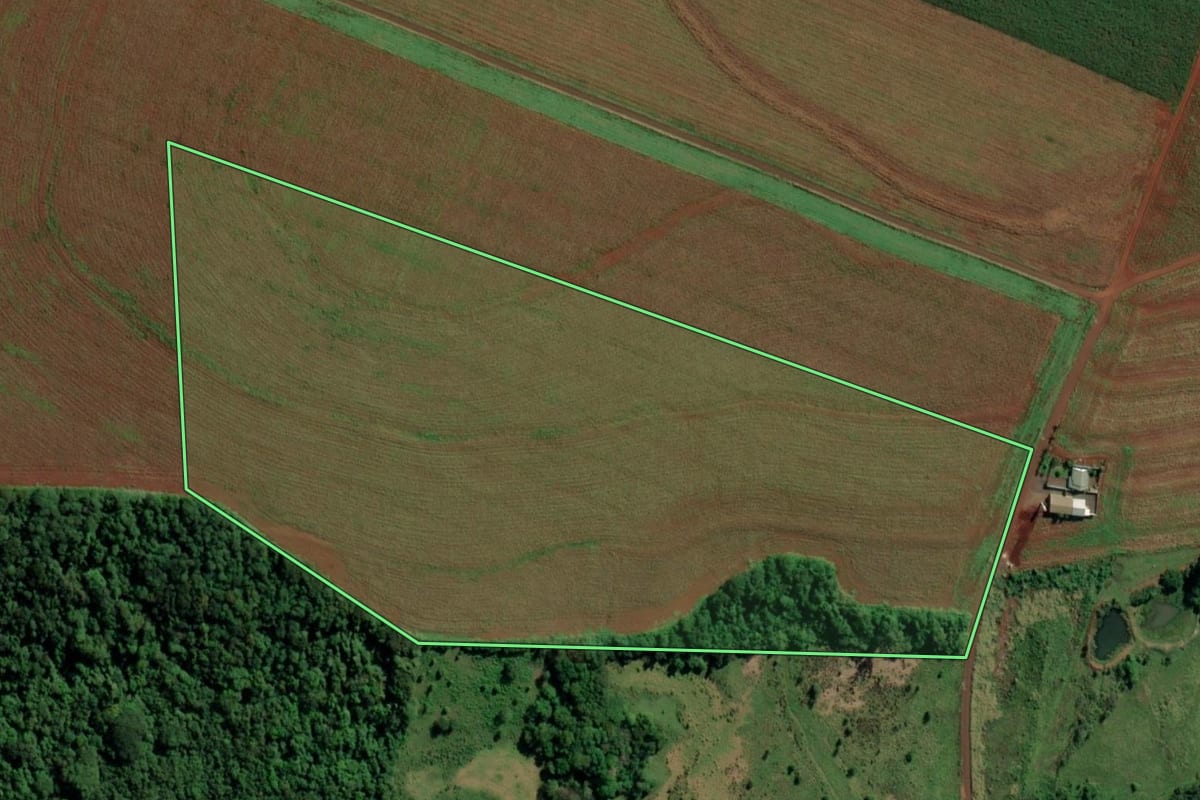 Imagem de satélite do imóvel rural em Marechal Cândido Rondon (PR), com o contorno declarado no CAR desenhado por cima.