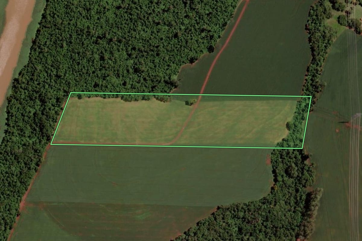 Imagem de satélite do imóvel rural em Marechal Cândido Rondon (PR), com o contorno declarado no CAR desenhado por cima.