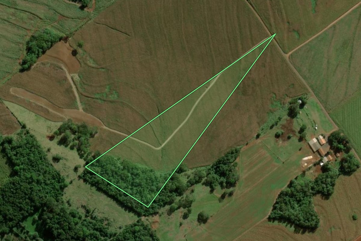 Imagem de satélite do imóvel rural em Marechal Cândido Rondon (PR), com o contorno declarado no CAR desenhado por cima.