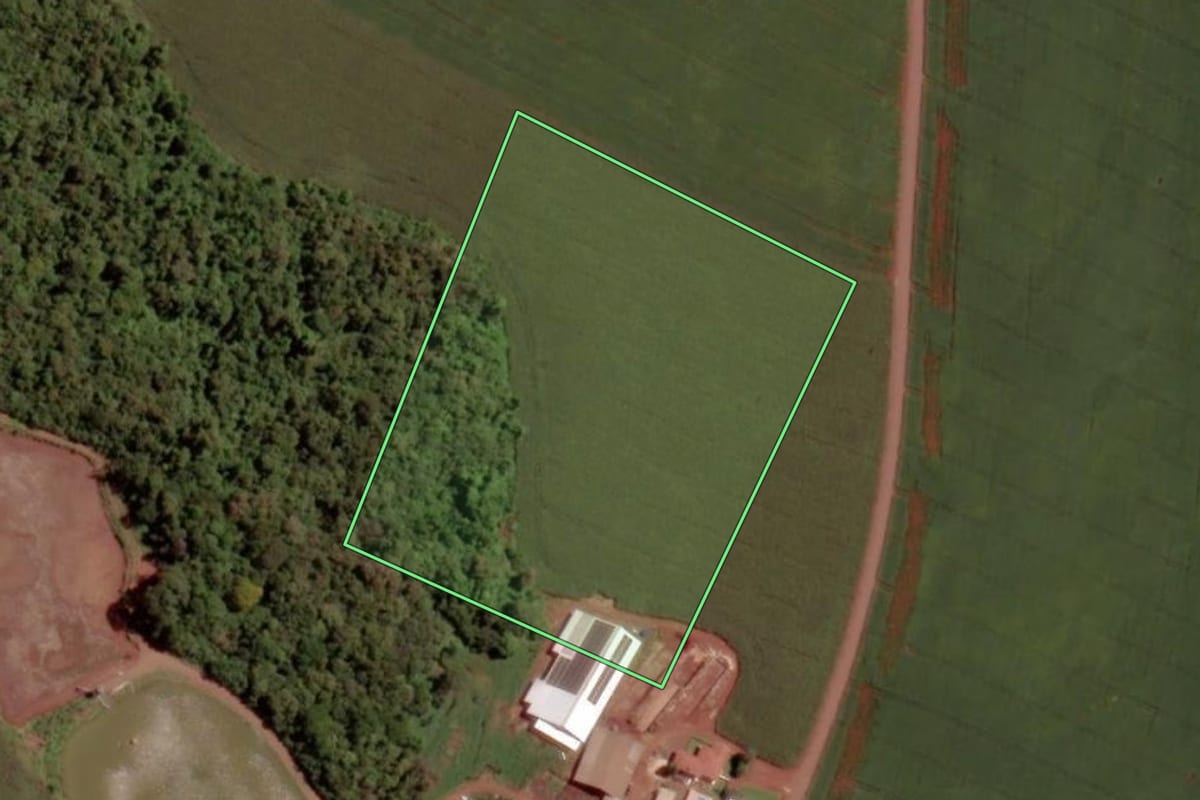 Imagem de satélite do imóvel rural em Marechal Cândido Rondon (PR), com o contorno declarado no CAR desenhado por cima.