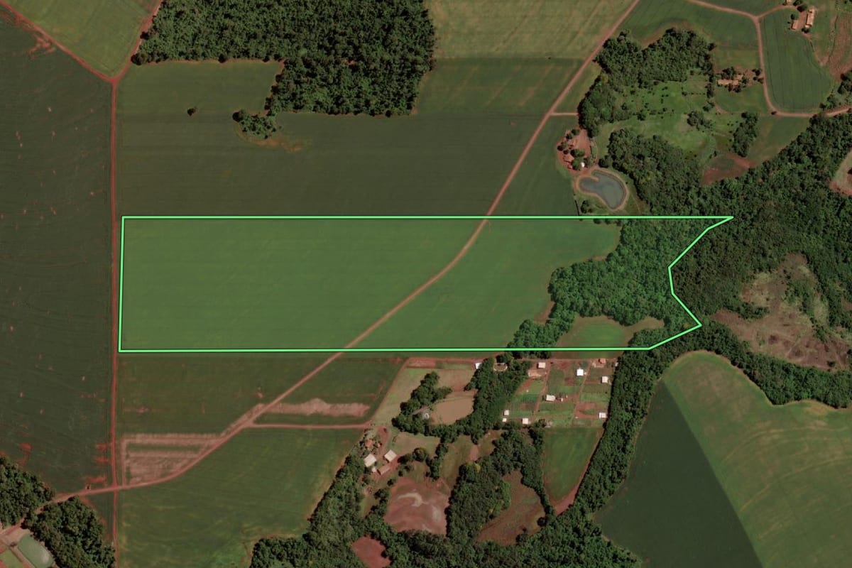 Imagem de satélite do imóvel rural em Marechal Cândido Rondon (PR), com o contorno declarado no CAR desenhado por cima.