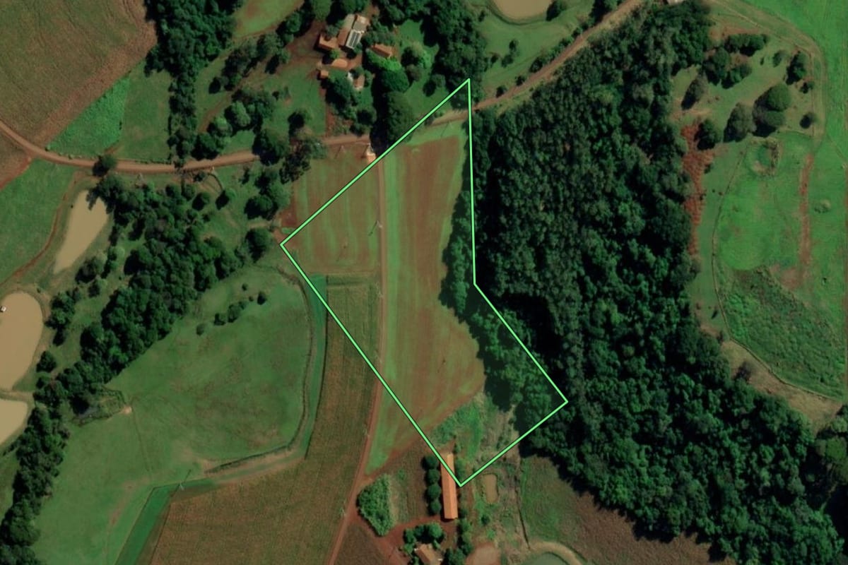 Imagem de satélite do imóvel rural em Marechal Cândido Rondon (PR), com o contorno declarado no CAR desenhado por cima.