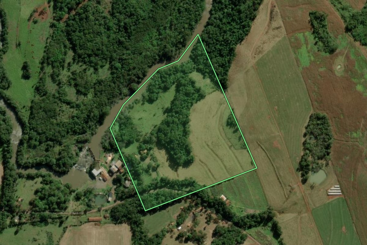 Imagem de satélite do imóvel rural em Marechal Cândido Rondon (PR), com o contorno declarado no CAR desenhado por cima.