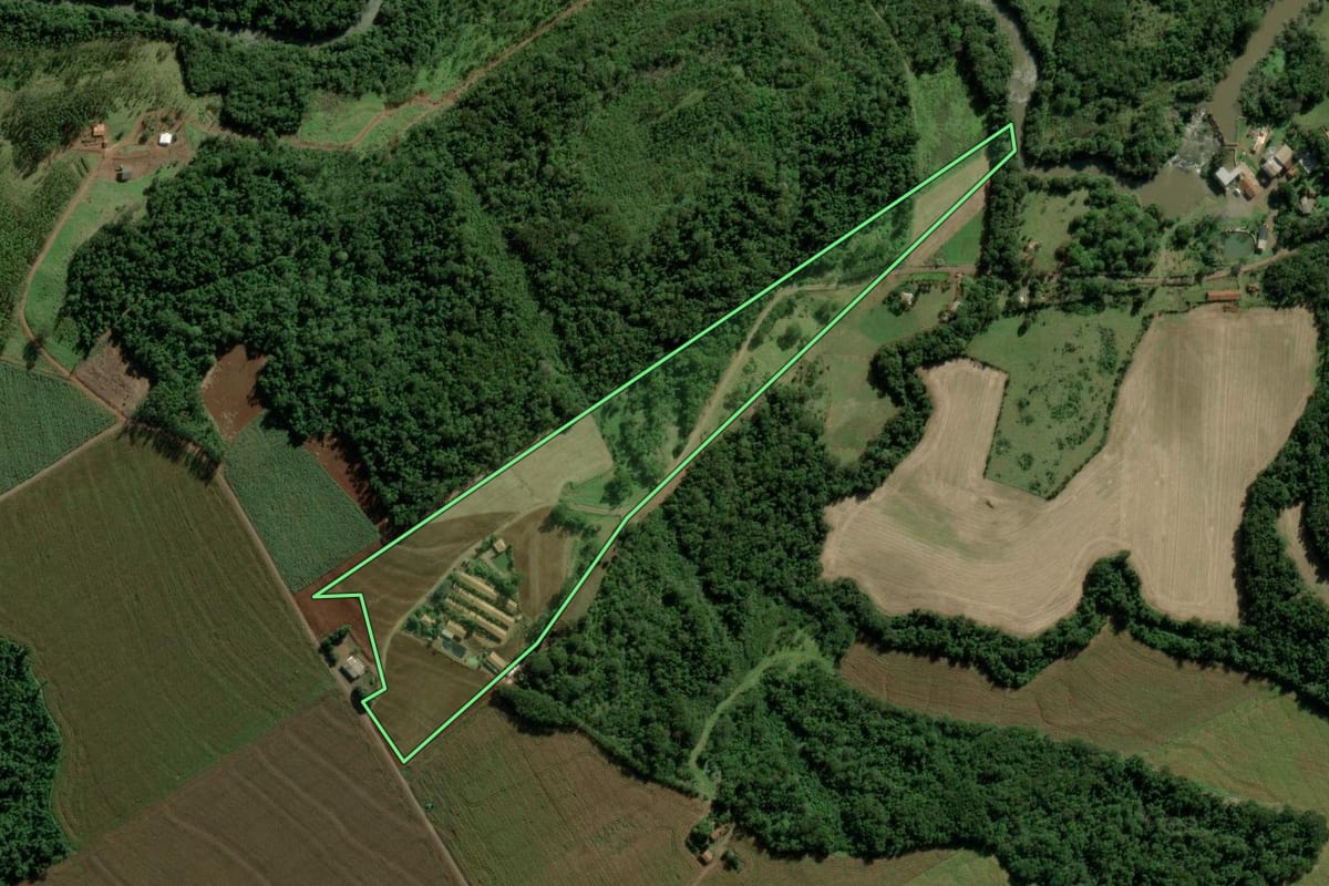 Imagem de satélite do imóvel rural em Marechal Cândido Rondon (PR), com o contorno declarado no CAR desenhado por cima.