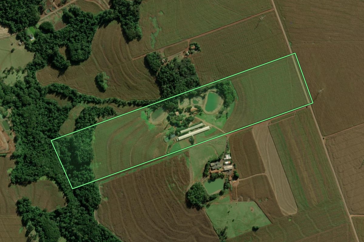 Imagem de satélite do imóvel rural em Marechal Cândido Rondon (PR), com o contorno declarado no CAR desenhado por cima.