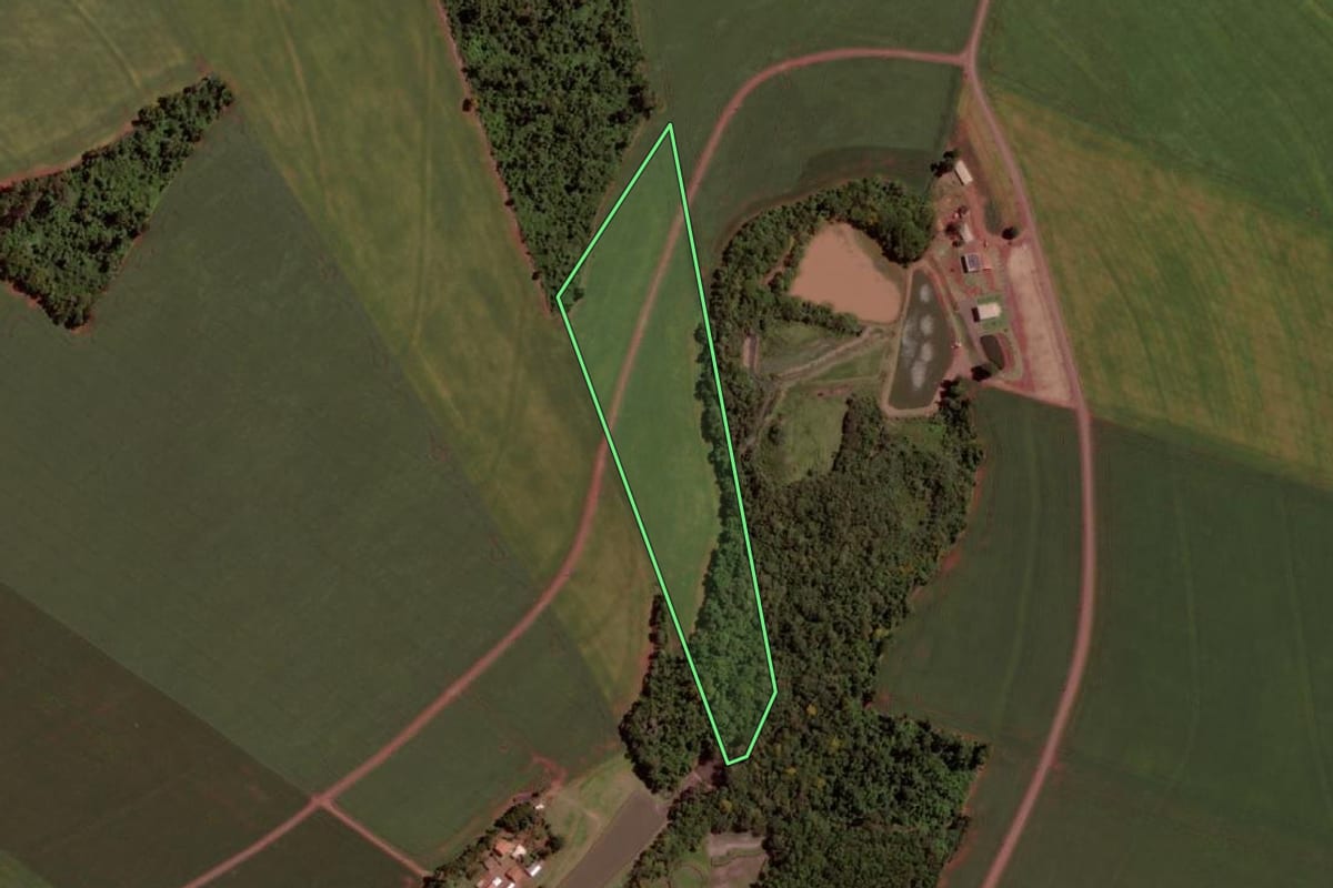 Imagem de satélite do imóvel rural em Marechal Cândido Rondon (PR), com o contorno declarado no CAR desenhado por cima.