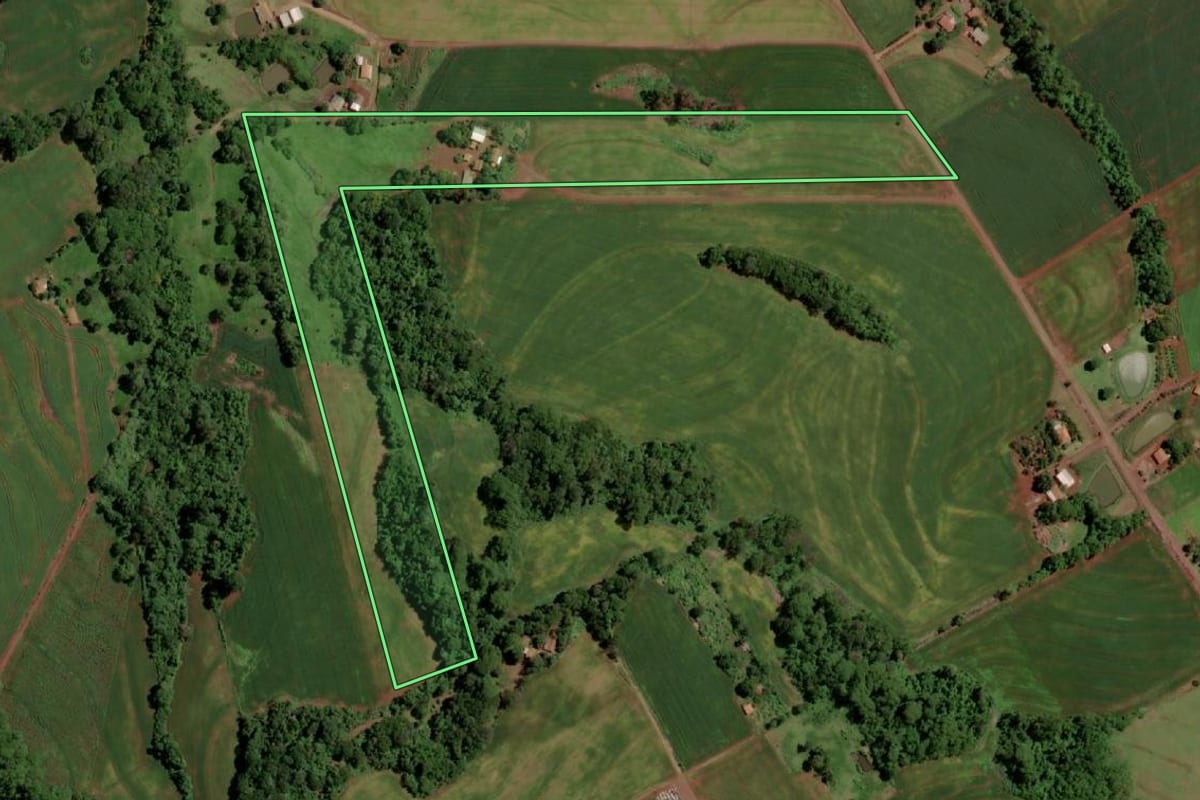 Imagem de satélite do imóvel rural em Marechal Cândido Rondon (PR), com o contorno declarado no CAR desenhado por cima.