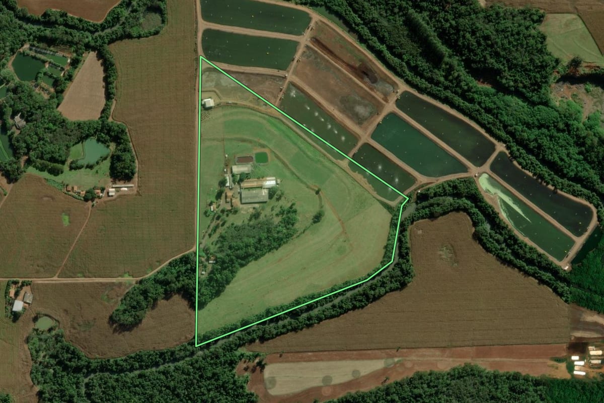 Imagem de satélite do imóvel rural em Marechal Cândido Rondon (PR), com o contorno declarado no CAR desenhado por cima.