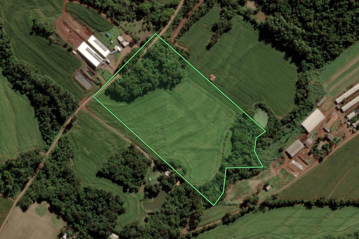 Imagem de satélite do imóvel rural em Marechal Cândido Rondon (PR), com o contorno declarado no CAR desenhado por cima.