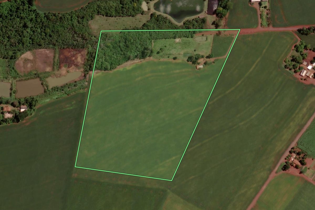 Imagem de satélite do imóvel rural em Marechal Cândido Rondon (PR), com o contorno declarado no CAR desenhado por cima.