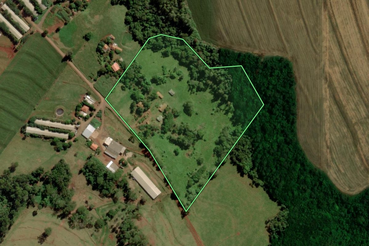 Imagem de satélite do imóvel rural em Marechal Cândido Rondon (PR), com o contorno declarado no CAR desenhado por cima.