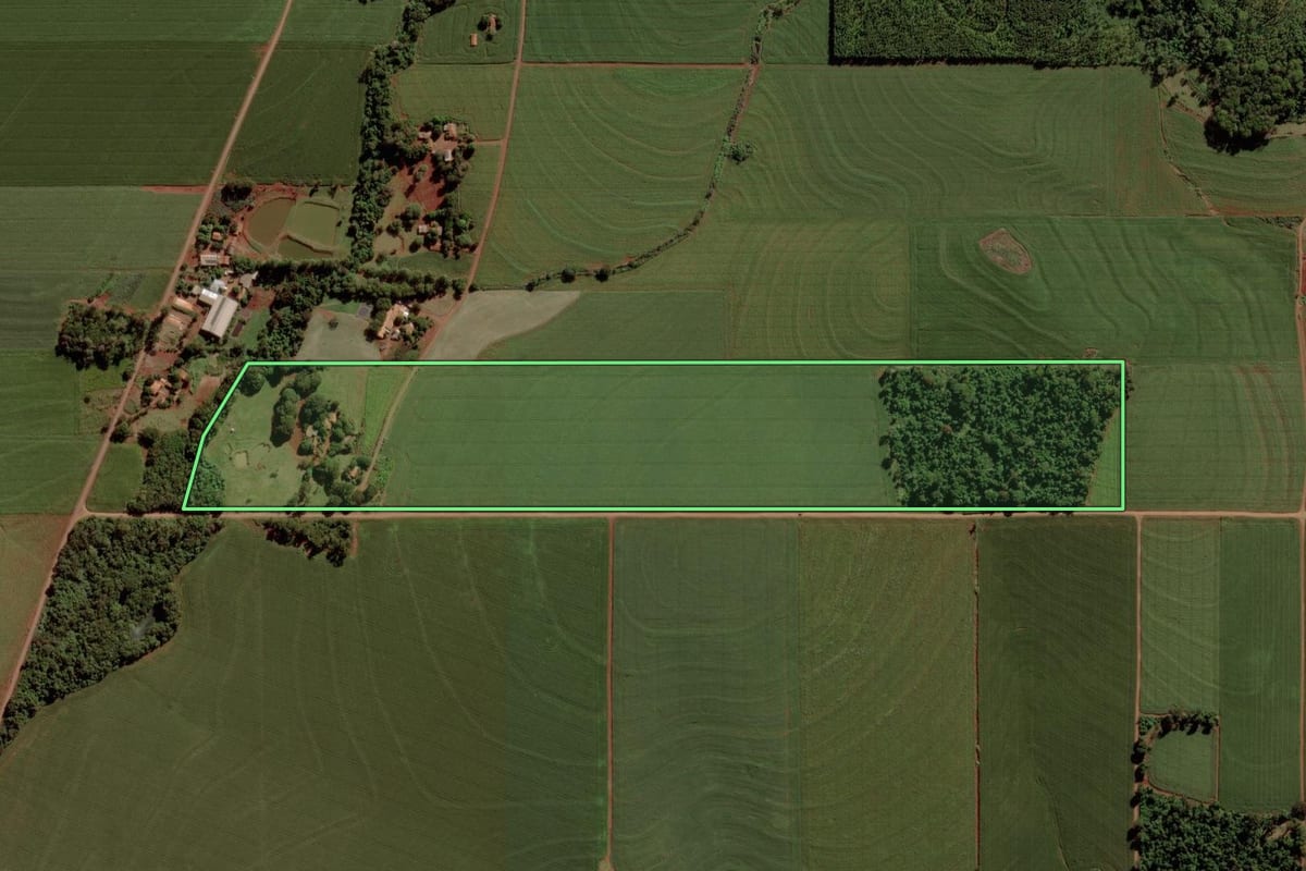 Imagem de satélite do imóvel rural em Marechal Cândido Rondon (PR), com o contorno declarado no CAR desenhado por cima.