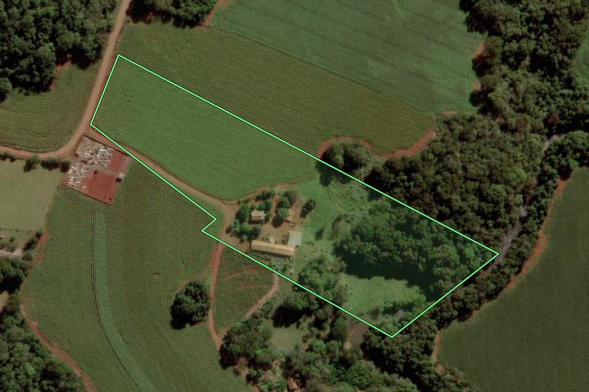 Imagem de satélite do imóvel rural em Marechal Cândido Rondon (PR), com o contorno declarado no CAR desenhado por cima.