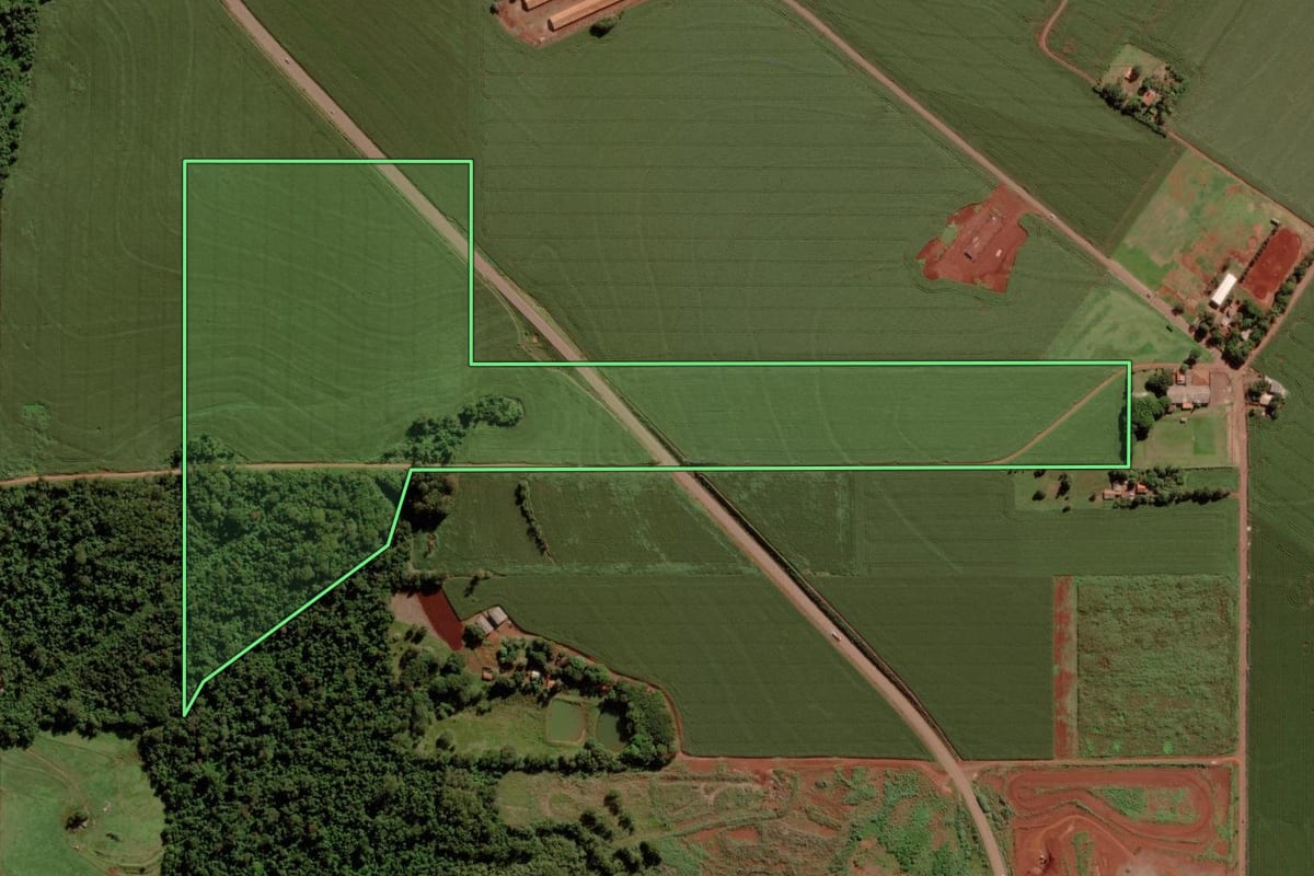 Imagem de satélite do imóvel rural em Marechal Cândido Rondon (PR), com o contorno declarado no CAR desenhado por cima.