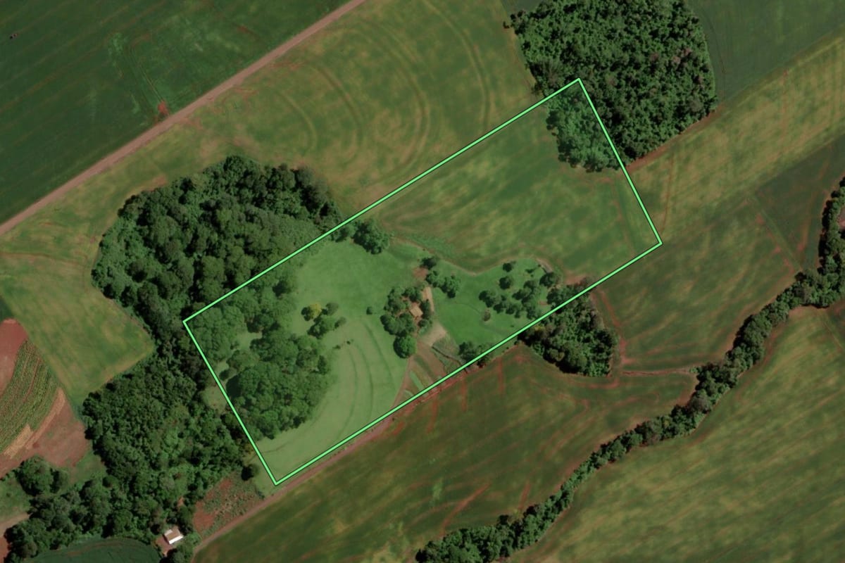 Imagem de satélite do imóvel rural em Marechal Cândido Rondon (PR), com o contorno declarado no CAR desenhado por cima.