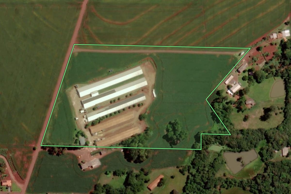 Imagem de satélite do imóvel rural em Marechal Cândido Rondon (PR), com o contorno declarado no CAR desenhado por cima.