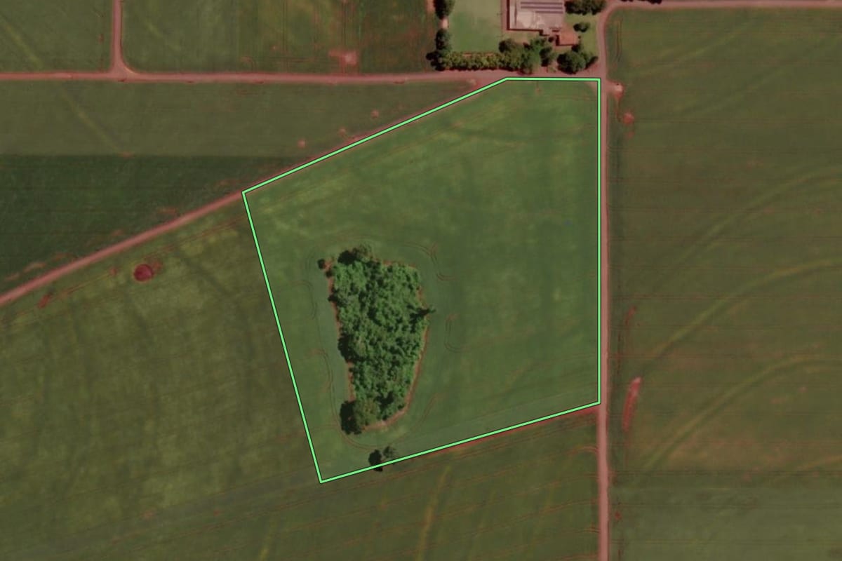 Imagem de satélite do imóvel rural em Marechal Cândido Rondon (PR), com o contorno declarado no CAR desenhado por cima.