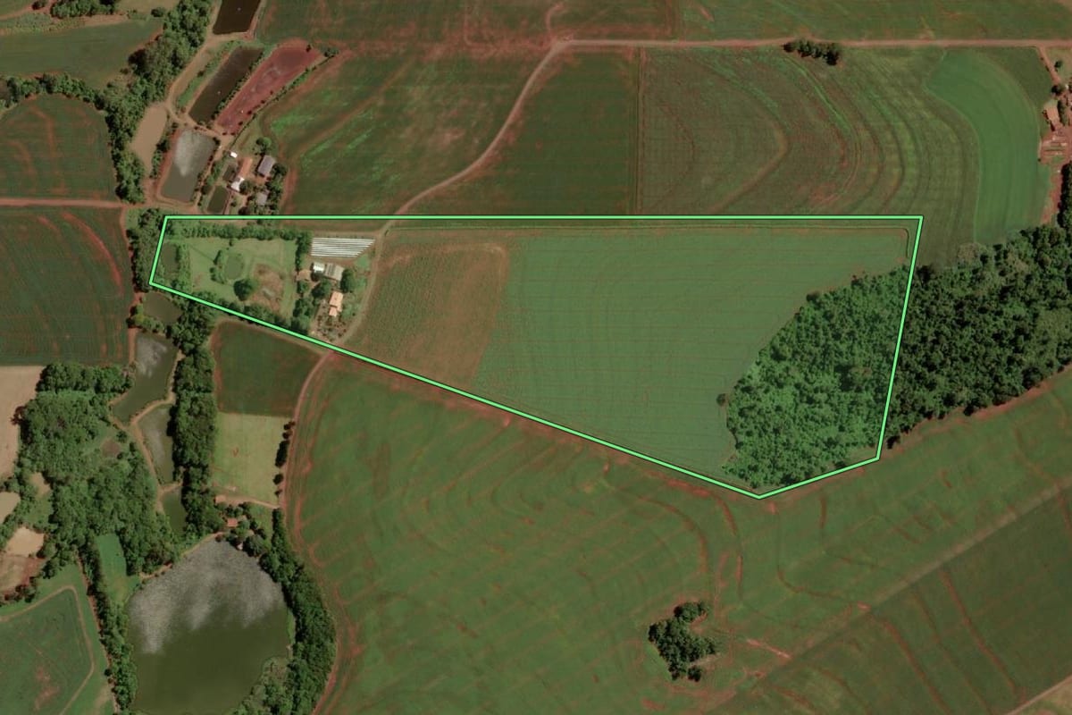 Imagem de satélite do imóvel rural em Marechal Cândido Rondon (PR), com o contorno declarado no CAR desenhado por cima.