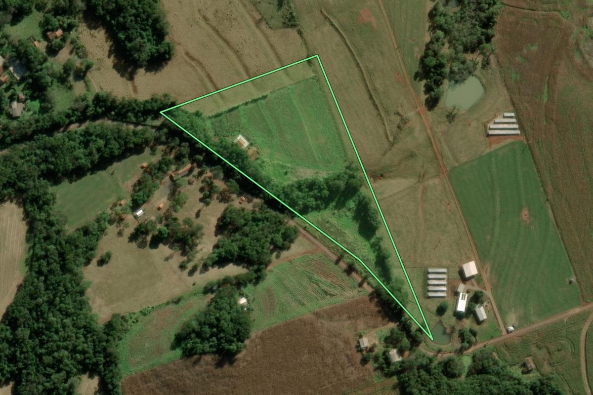 Imagem de satélite do imóvel rural em Marechal Cândido Rondon (PR), com o contorno declarado no CAR desenhado por cima.