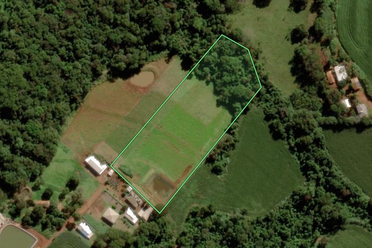 Imagem de satélite do imóvel rural em Marechal Cândido Rondon (PR), com o contorno declarado no CAR desenhado por cima.