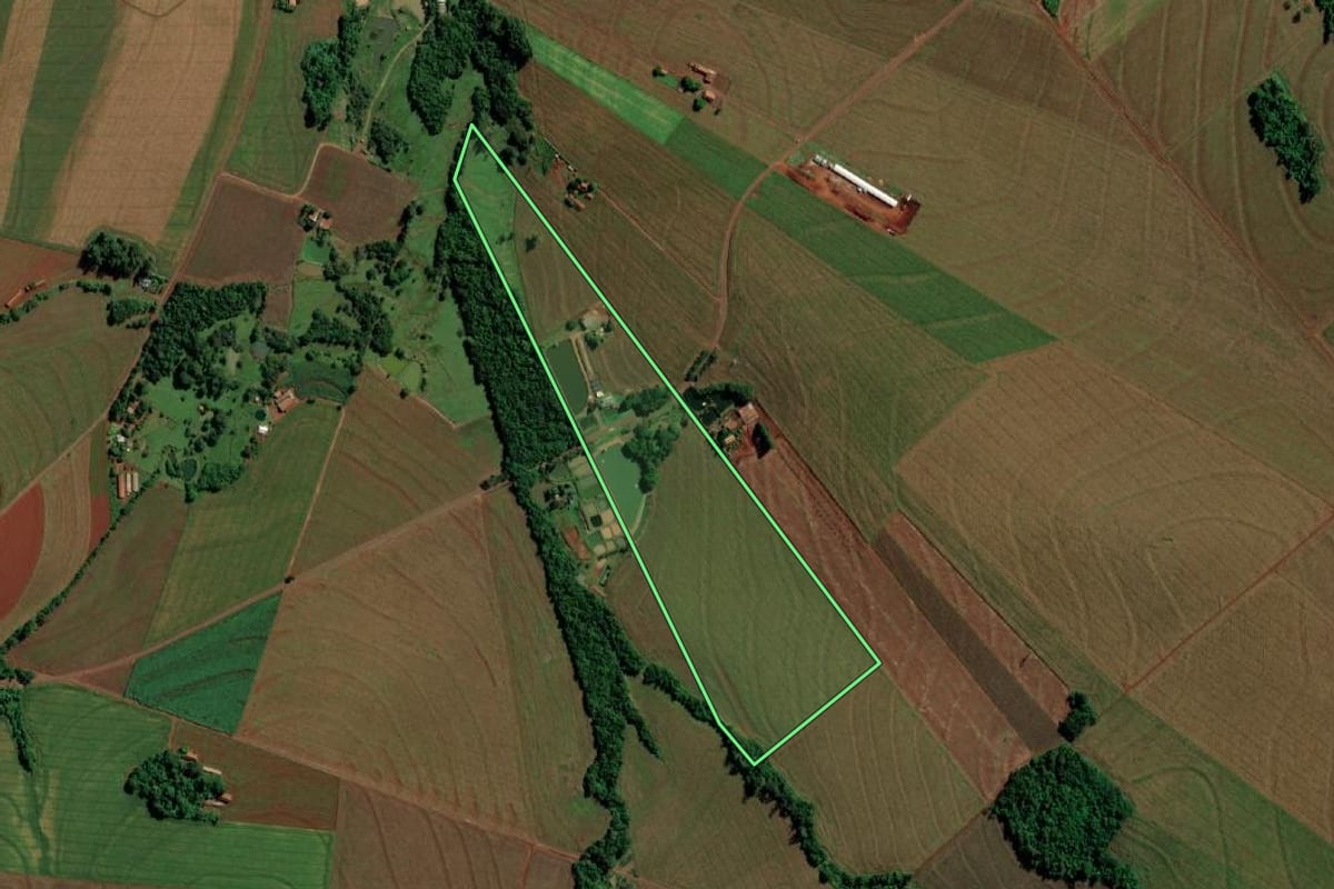 Imagem de satélite do imóvel rural em Marechal Cândido Rondon (PR), com o contorno declarado no CAR desenhado por cima.