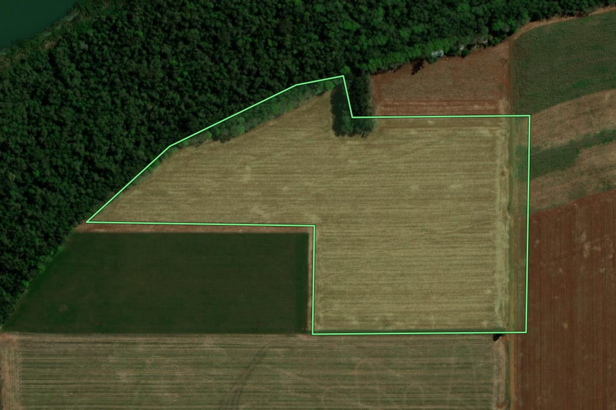 Imagem de satélite do imóvel rural em Marechal Cândido Rondon (PR), com o contorno declarado no CAR desenhado por cima.