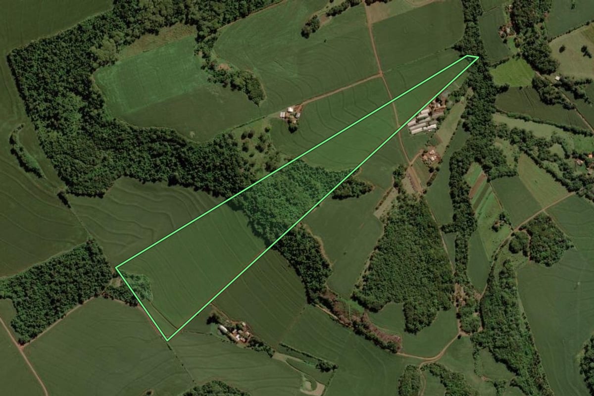 Imagem de satélite do imóvel rural em Marechal Cândido Rondon (PR), com o contorno declarado no CAR desenhado por cima.