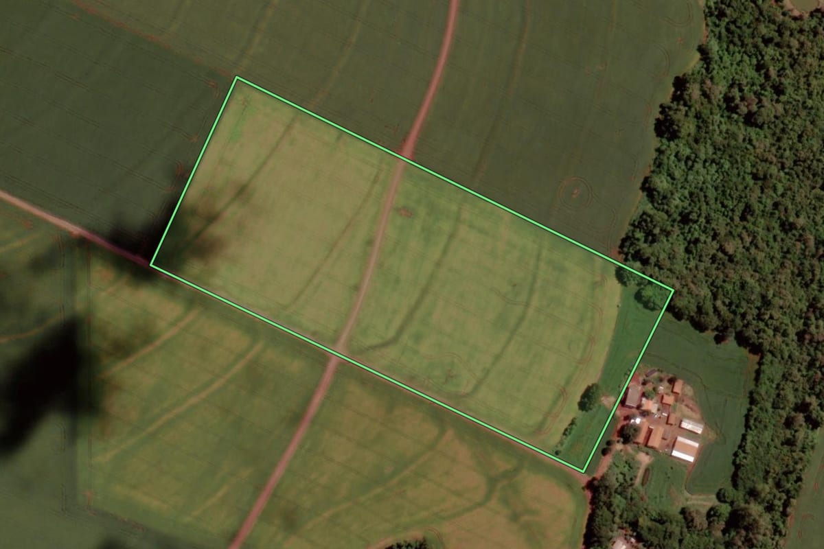 Imagem de satélite do imóvel rural em Marechal Cândido Rondon (PR), com o contorno declarado no CAR desenhado por cima.