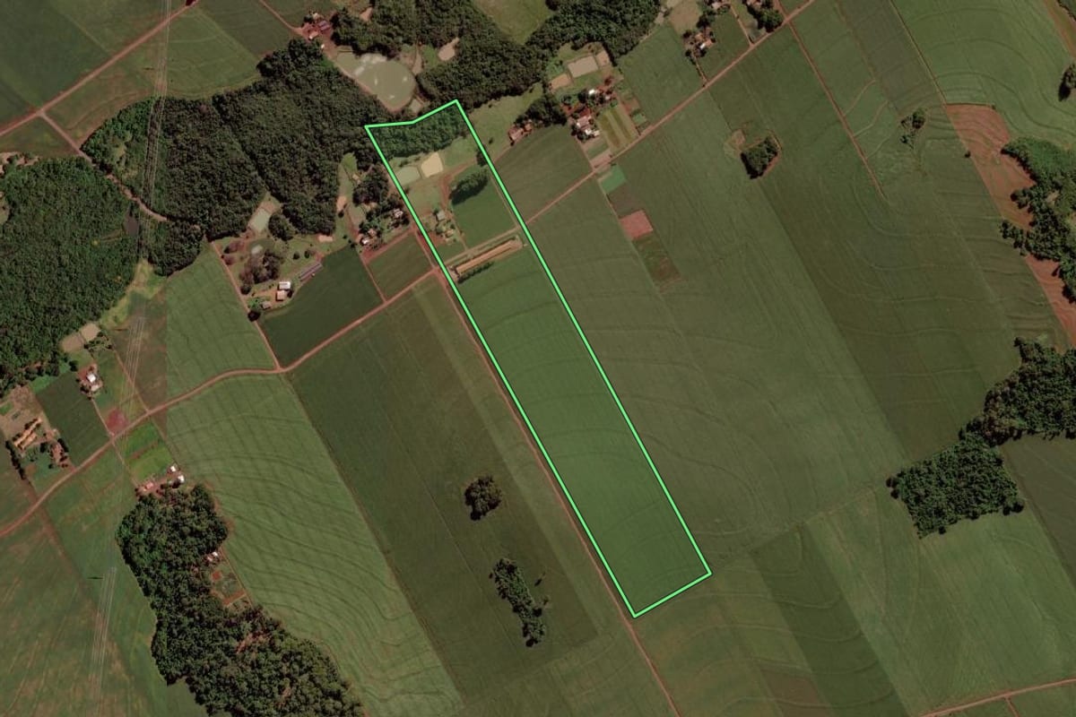 Imagem de satélite do imóvel rural em Marechal Cândido Rondon (PR), com o contorno declarado no CAR desenhado por cima.