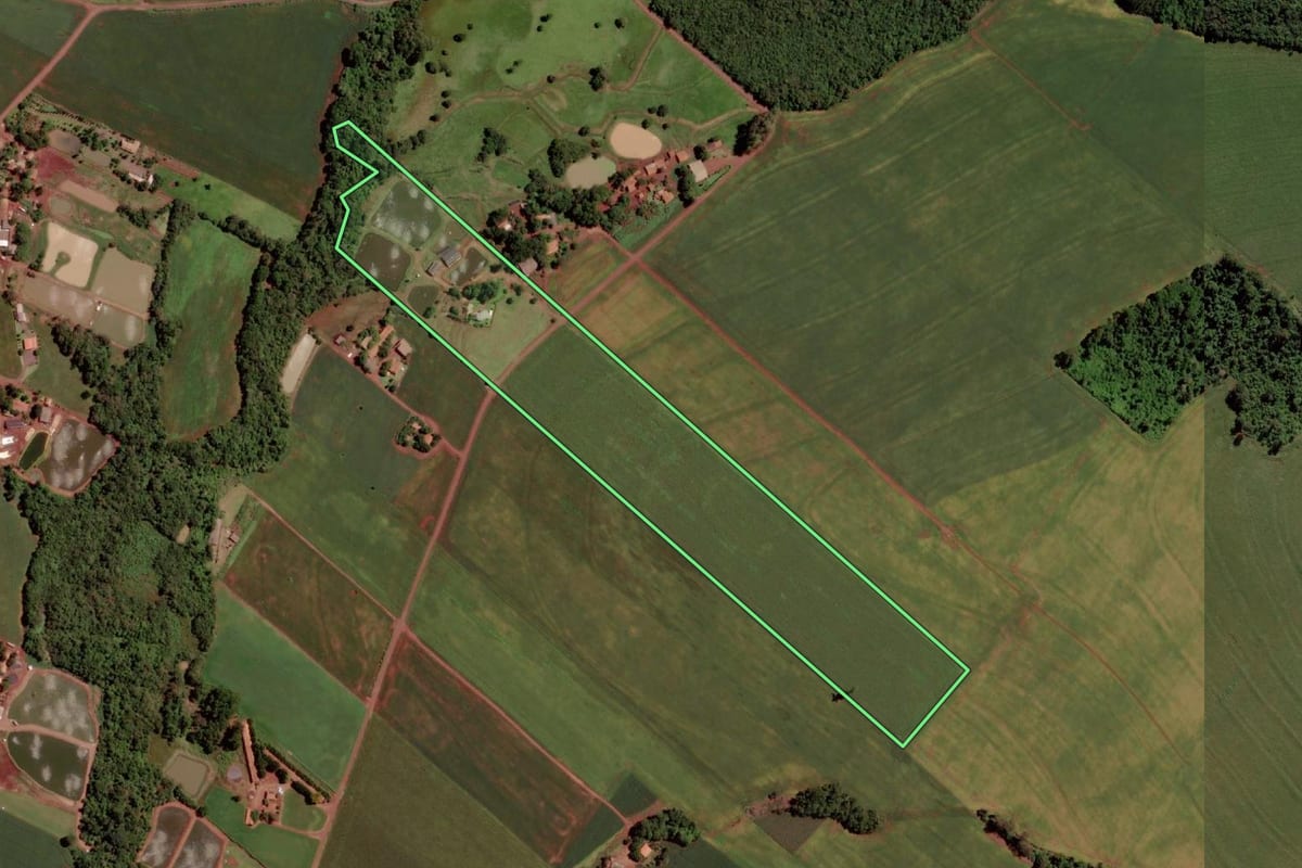 Imagem de satélite do imóvel rural em Marechal Cândido Rondon (PR), com o contorno declarado no CAR desenhado por cima.